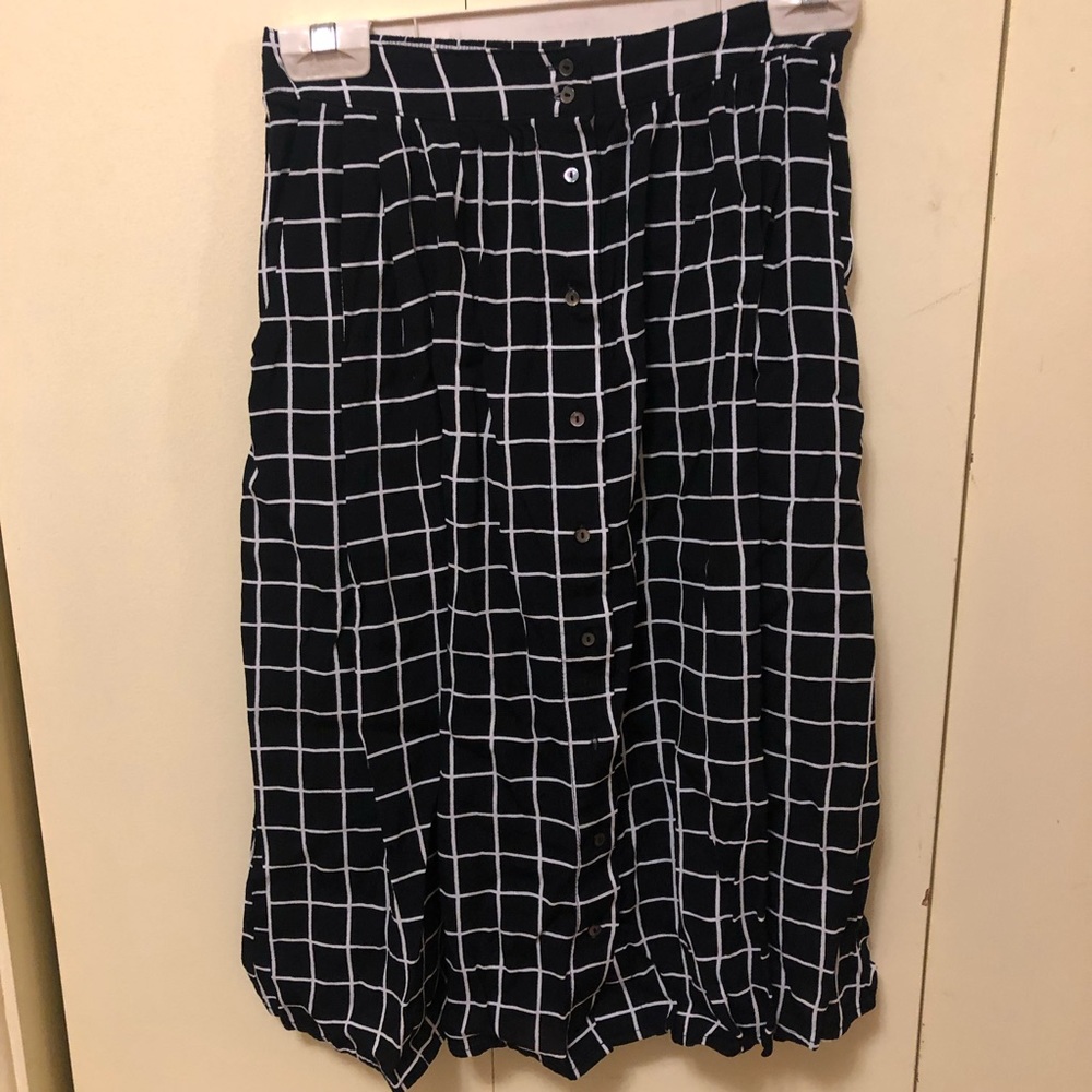 NWOT plaid midi skirt with POCKETS